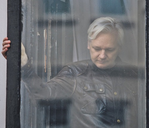 Julian Assange se meurt dans l’obscurité pendant que le Washington Post se tresse des lauriers (Eurasia Future)