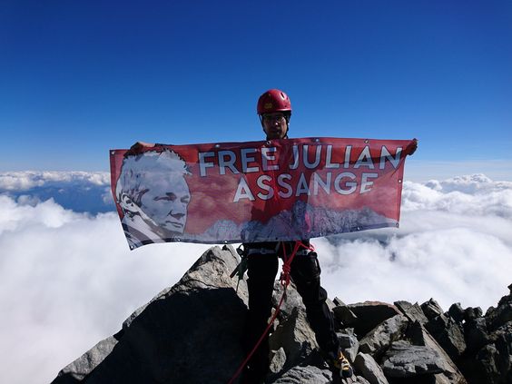 « Le Monde » soutient Julian Assange comme la corde soutient le pendu