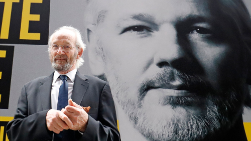 « Julian Assange est victime de torture physique et morale » d’apres son père