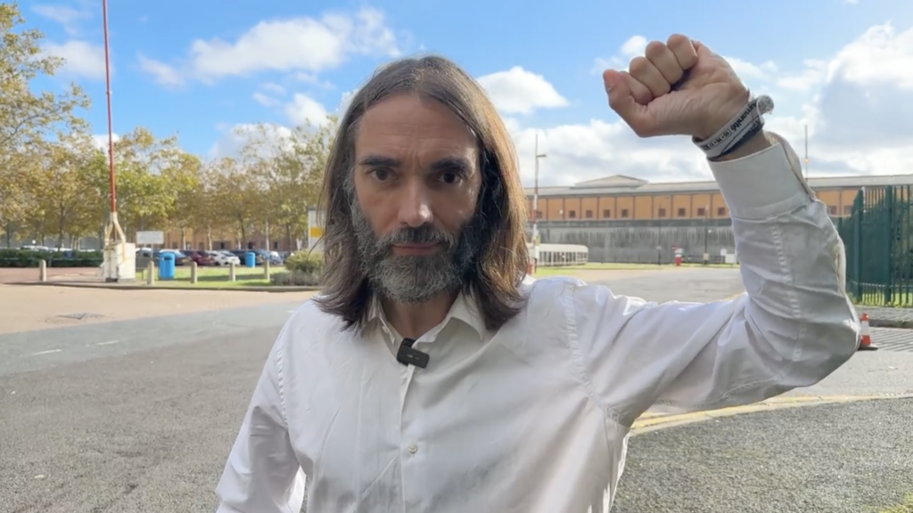 Cédric Villani rencontre Julian Assange à Belmarsh