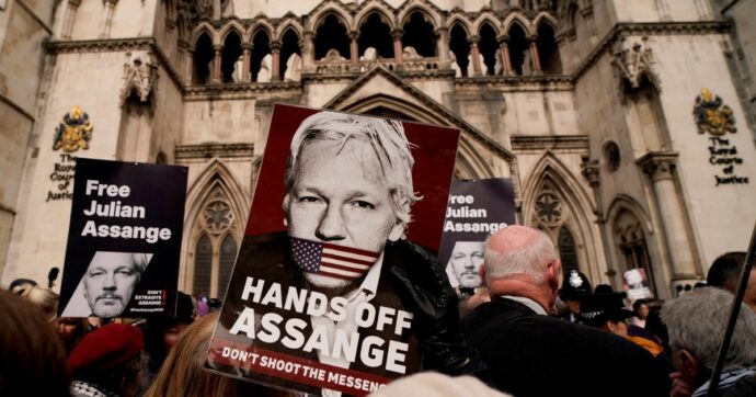 Des parlementaires britanniques demandent une enquête sur le rôle du Crown Prosecution Service dans l’affaire Julian Assange